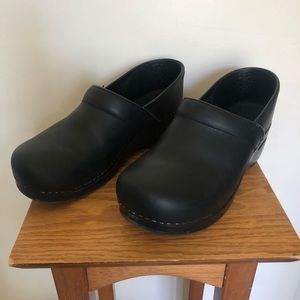 black dansko size 40 clog
